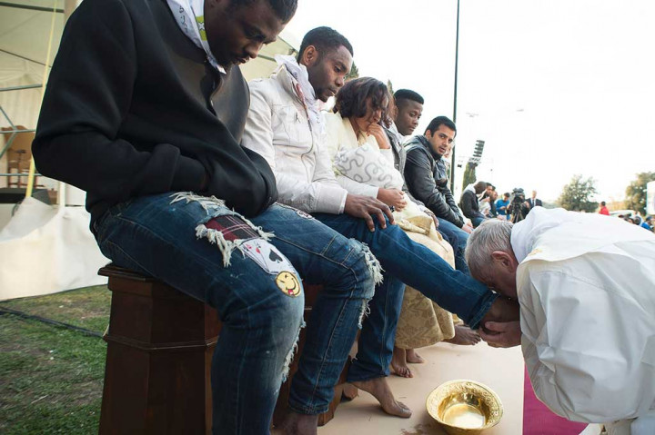 Paus Fransiskus Basuh Kaki Pengungsi di Misa Kamis Putih