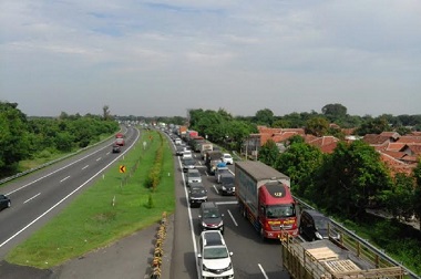 Jumlah Kendaraan Meningkat Melintasi Gerbang Tol Plumbon Cirebon