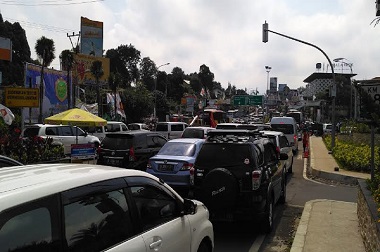 Libur Panjang <i>Weekend</i>, Antrean Kendaraan di Puncak pun Mengular