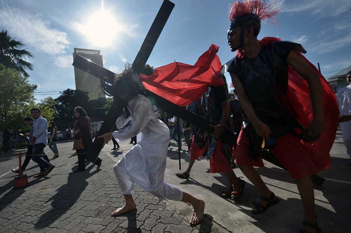 Umat Kristiani Ikuti Prosesi Jalan Salib