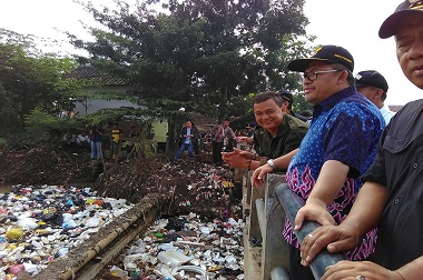 Sudah Dibersihkan tapi Sampah Menumpuk Lagi, Aher Geleng-geleng Kepala
