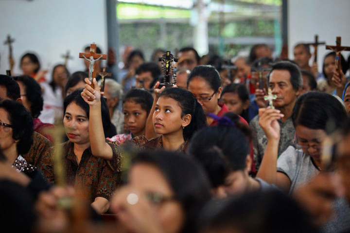 Umat Katolik Ikuti Misa Jumat Agung