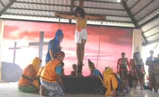 Rayakan Paskah, Kostum Jawa Dipakai dalam Teaterikal <i>Jalan Salib</i>