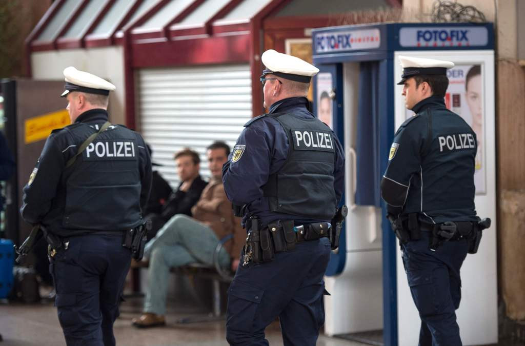 Patroli polisi Jerman di Stasiun Giessen -- Foto: AFP