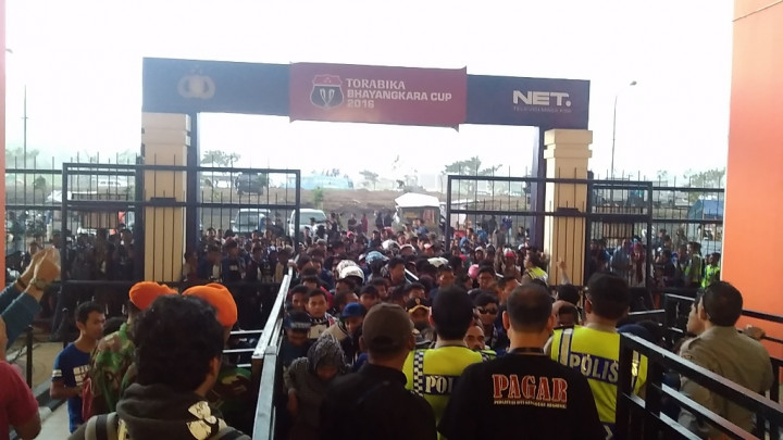 Bandung Hujan Deras, Penonton Piala Bhayangkara Kebingungan