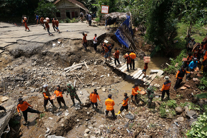 Ratusan Personel Gabungan Lakukan Evakuasi Longsor Banjarnegara