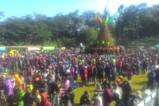 Ribuan Pengunjung Berebut Tumpeng Durian di Jombang