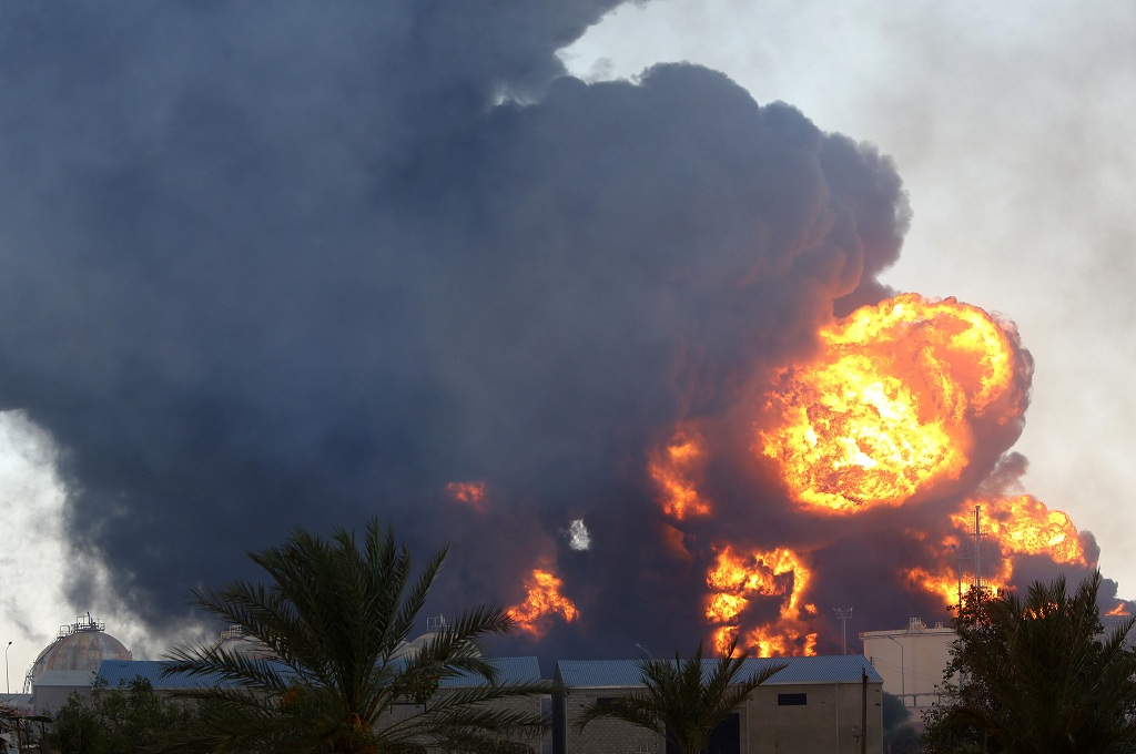 Asap dan api dari bentrokan di Tripoli, Libya, 2 Agustus 2014. (Foto: AFP/Mahmud Turkia)