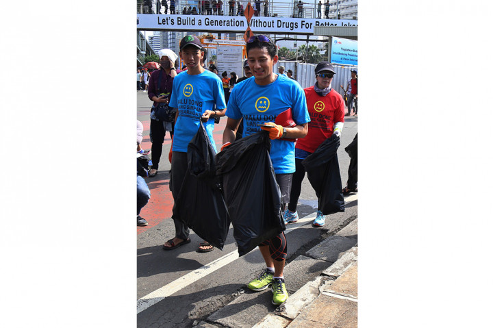 Sandiaga Uno Lakukan Aksi Pungut Sampah di Bundaran HI