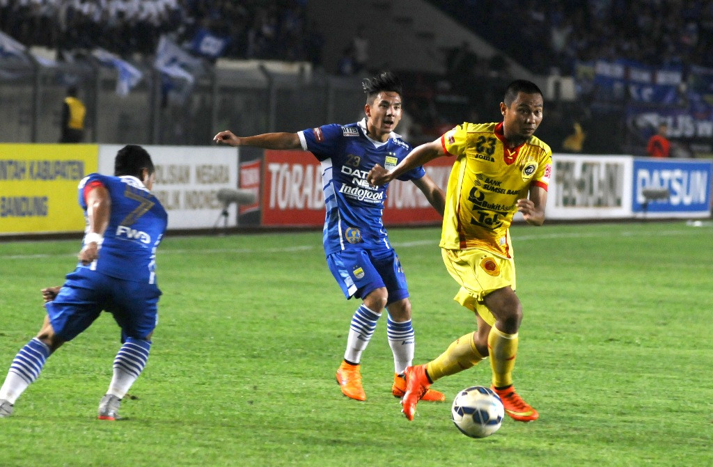 Pesepakbola Sriwijaya FC, M. Ridwan (kanan) melewati dua pesepakbola Persib Bandung Kim Jeffrey Kurniawan (tengah) dan Atep (kiri). (ANTARA FOTO/Novrian Arbi)
