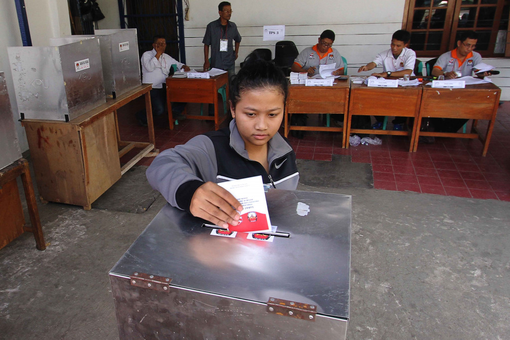 Warga melakukan pencoblosan di TPS 03 Cideng, Jakarta, Sabtu (19/7/2014). (foto: MI/Angga Yuniar)