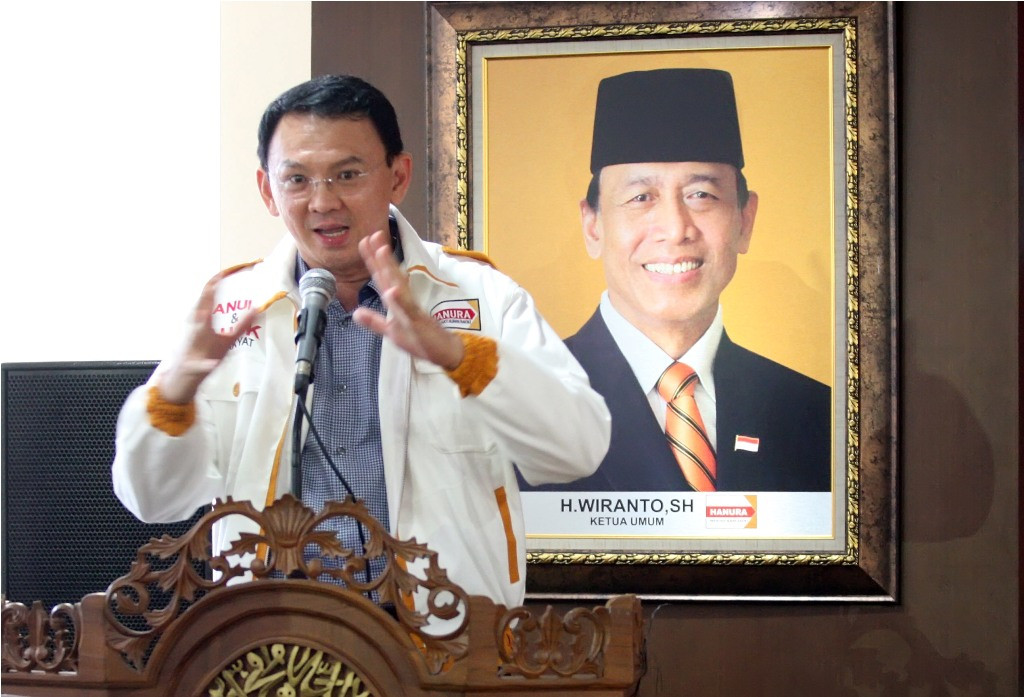 Gubernur DKI Jakarta Basuki Tjahaja Purnama (kanan) berjabat tangan dengan Ketua Umum Partai Hanura Wiranto usai Deklarasi dukungan Partai Hanura di Jakarta, Sabtu (26/3). Foto: MI/ ADAM DWI.