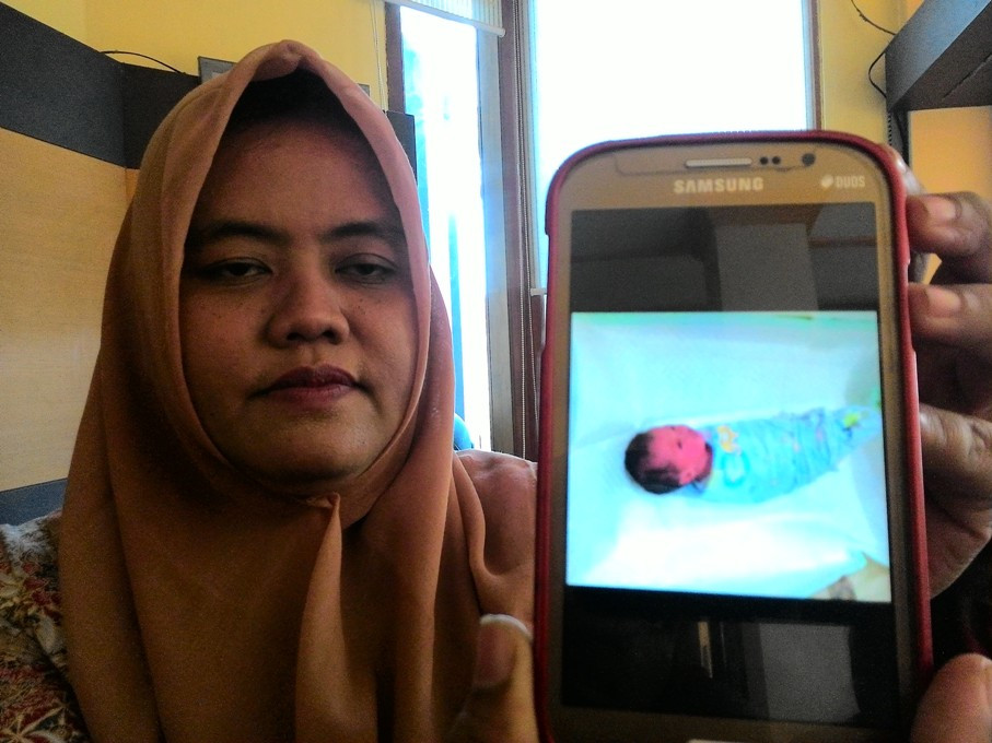 Salah seorang perawat di Rumah sakit Refa Husada ketika menunjukkan kondisi bayi yang ditemukan warga di sebelah Kantor Terpadu Pemkot Malang. (Metrotvnews.com/Miski)