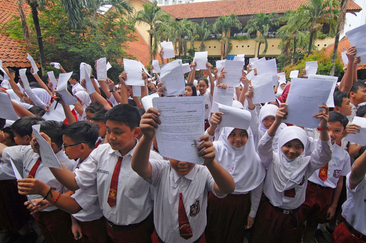 Pembangunan Gedung Sekolah Dihentikan, Murid Buat Surat untuk Presiden