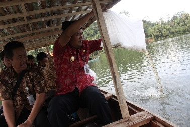 Seratus Ribu Benih Ikan Ditabur ke Waduk Penjalin