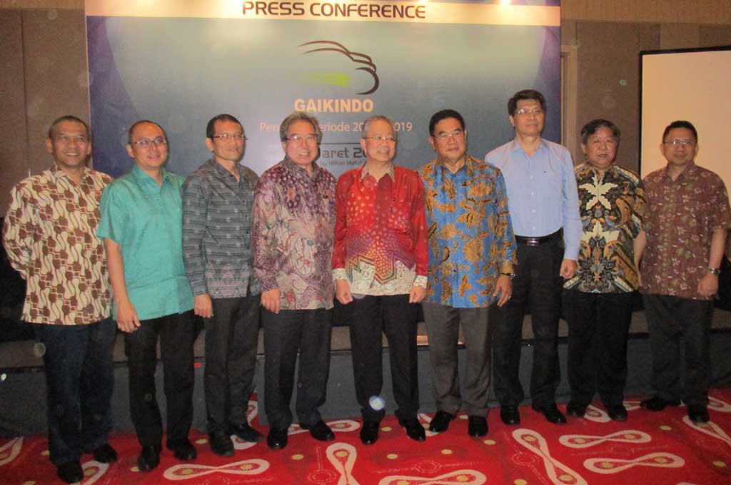 Yohannes Nangoi (batik merah) dan beserta ketua lainnya akan memimpin GAIKINDO hingga 2019 mendatang. MTVN/Ekawan Raharja