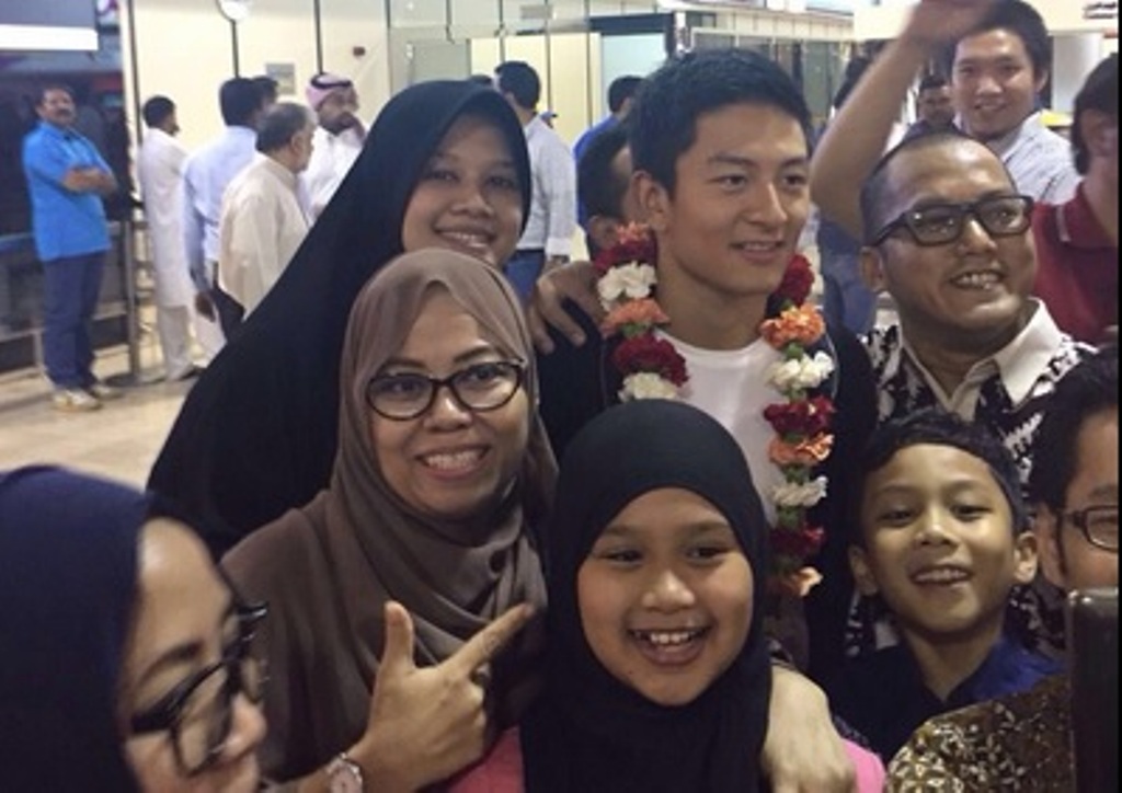 Rio Haryanto bersama para WNI di Bahrain. (Foto: twitter @SahabatRio)