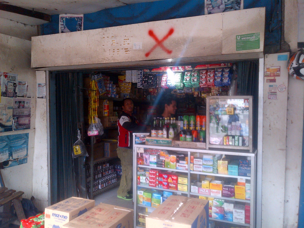 Bangunan di Luar Batang diberi tanda silang merah. Foto: MTVN/M Rodhi Aulia