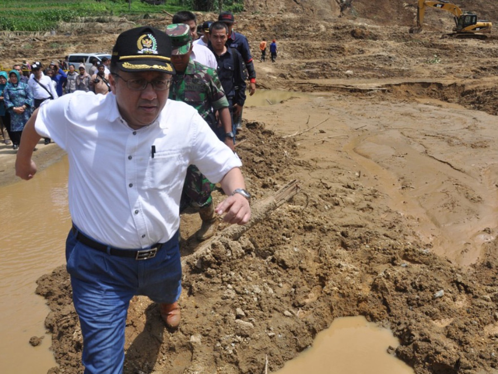 Ketua DPD Irman Gusman didampingi 3 anggota DPD dari Sumatra Barat dan Bupati Agam meninjau lokasi longsor di Jorong Data Kampung Dadok, Nagari Sungai Batang, Agam. MI/Hendra Makmur