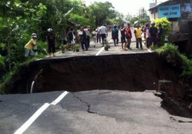 Jalan dan Jembatan Rusak, Warga Sebrangi Sungai untuk Beraktivitas