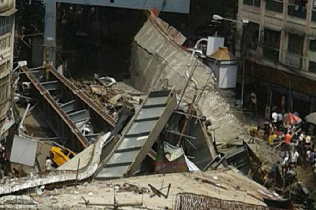 Sebuah jembatan layang di Kolkata, India, ambruk dan menewaskan 10 orang, 31 Maret 2016. (Foto: NDTV)