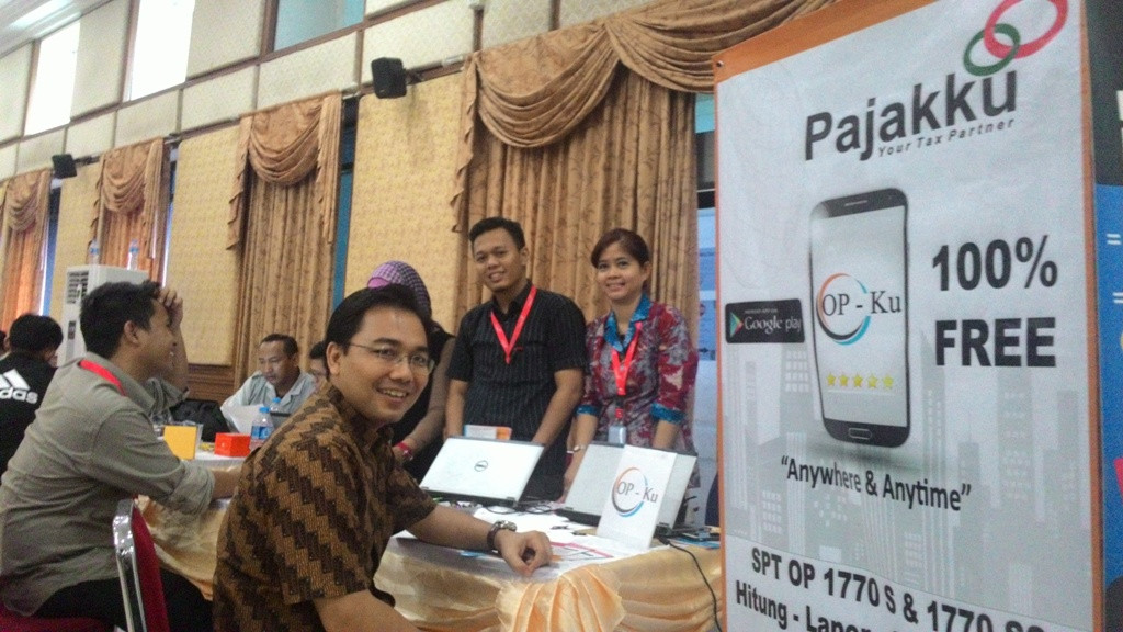 Marketing Director PT Mitra Pajakku Putu Sancaya (berbaju batik) di Direktorat Jenderal Pajak Kementerian Keuangan, Jakarta, Kamis (31/3/2016). (FOTO: MTVN/Sigit A Nugroho)