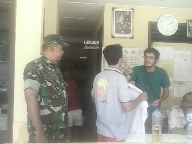 Mikhail Ruschernikov, 28 turis asal Rusia saat sedang mengungkapkan kekesalannya di Kantor HPI Bukit Lawang, Kabupaten Langkat, Sumatera Utara, Selasa (29/3/2016). (Dok/istimewa)