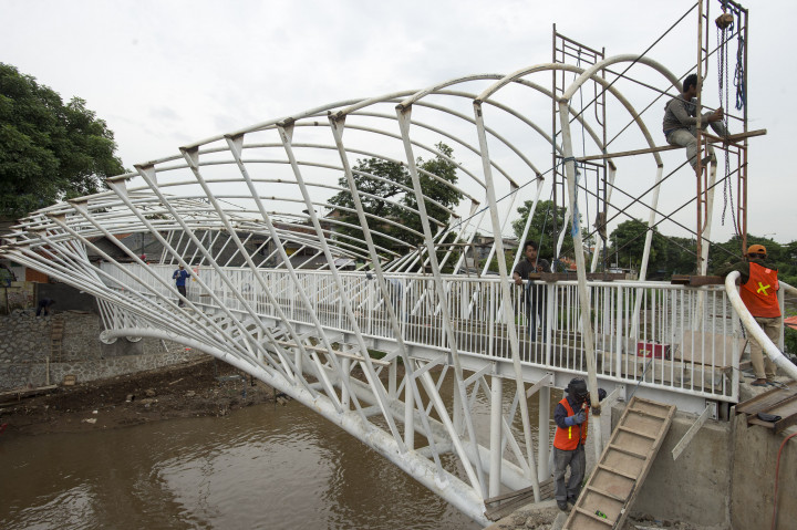 Penyelesaian JPO di Sungai Ciliwung