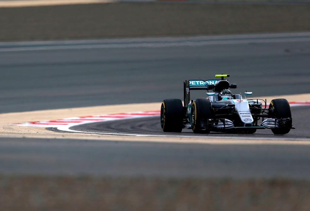Aksi Nico Rosberg pada sesi latihan bebas pertama di GP F1 Bahrain (Foto: AP Photo/Hassan Ammar).