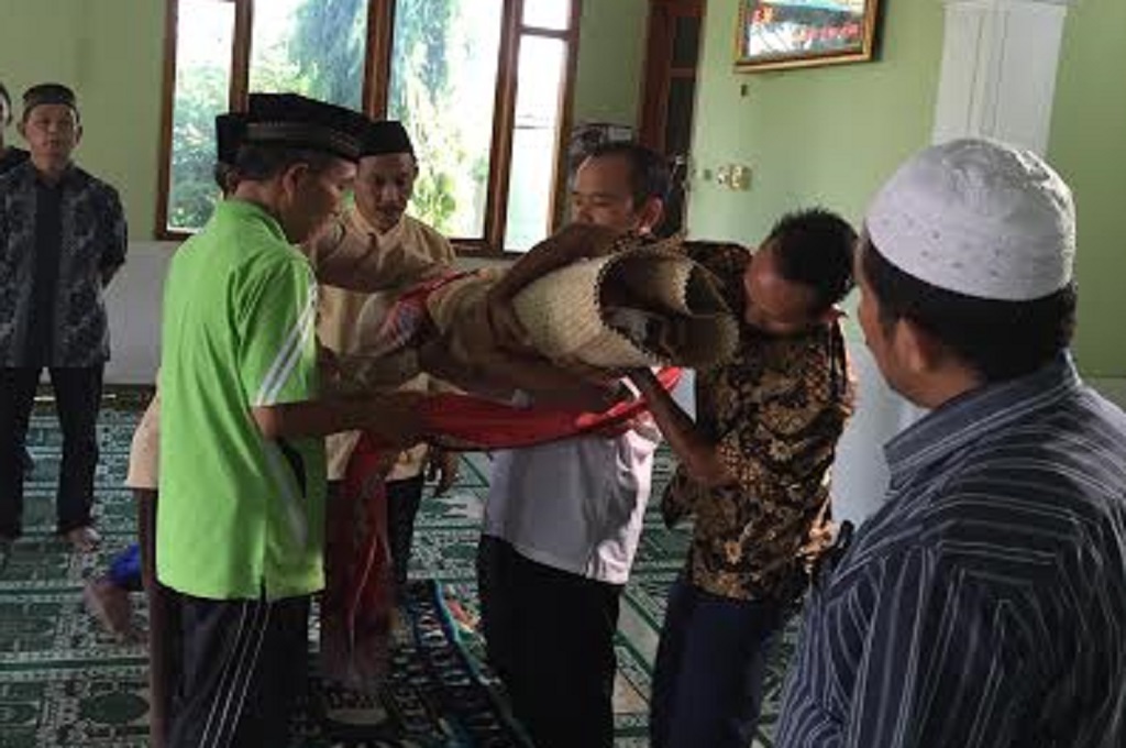 Keluarga mengurusi balita yang tewas tersetrum di penitipan, MTVN - Kuntoro Tayubi