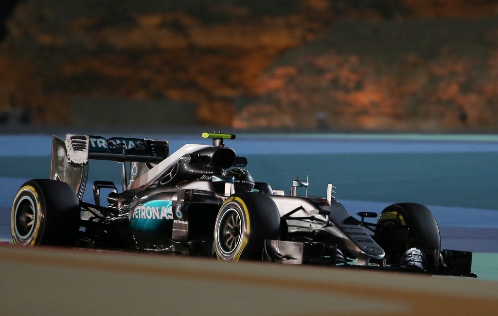 Penampilan pembalap tim Mercedes, Nico Rosberg, pada sesi latihan kedua GP Bahrain. (AP Photo/Kamran Jebreili)