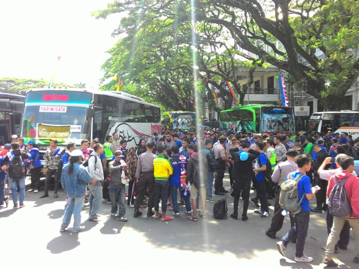 Ribuan Suporter Arema Menuju ke Jakarta Hari Ini