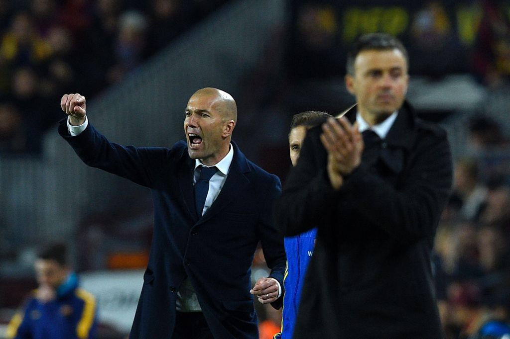 Pelatih Real Madrid Zinedine Zidane sedang memberikan instruksi. (AFP PHOTO / LLUIS GENE)