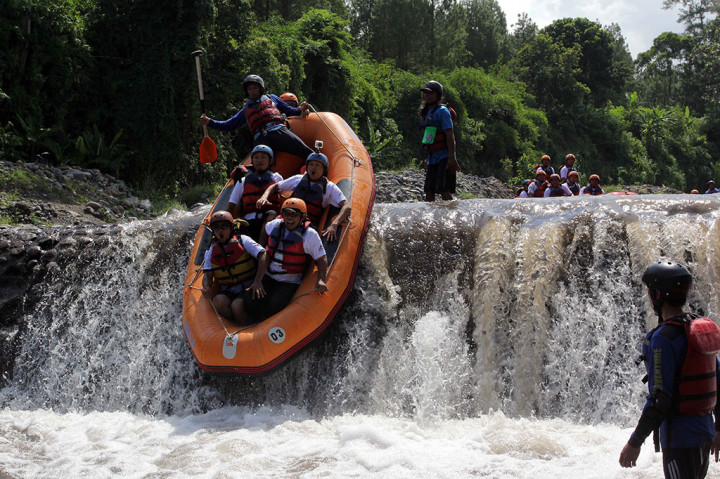 Wisata Arung Jeram di Sungai Badeng Banyuwangi