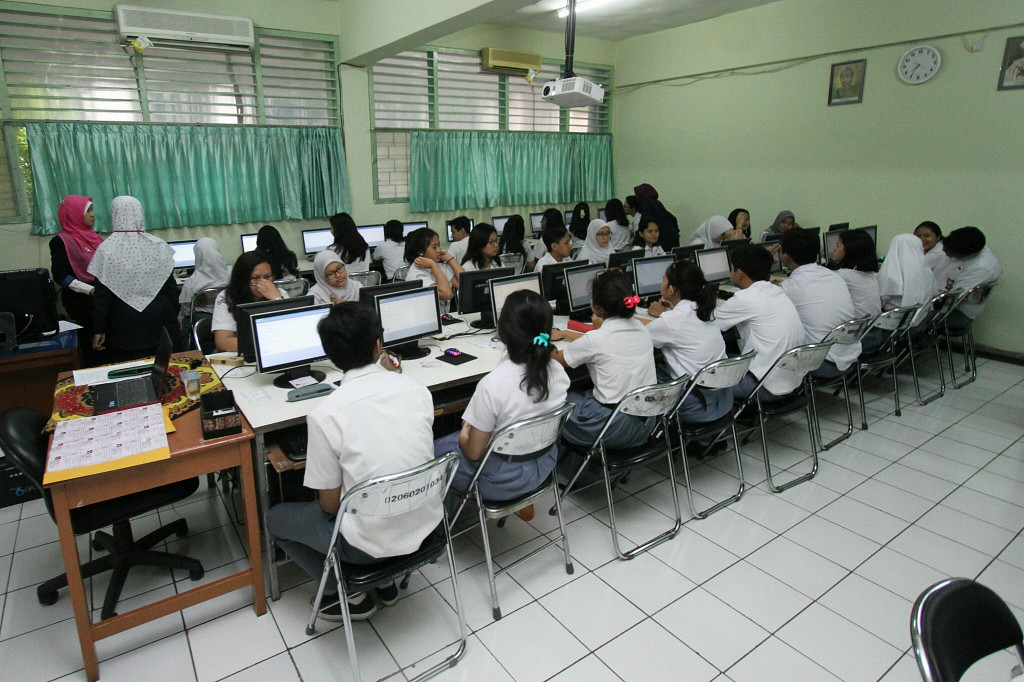 Sejumlah siswa mengikuti Ujian Nasional berbasis komputer atau Computer Based Test (CBT) di SMA Negeri 70, Jakarta Selatan, Senin (13/4). Foto: MI/Arya Manggala