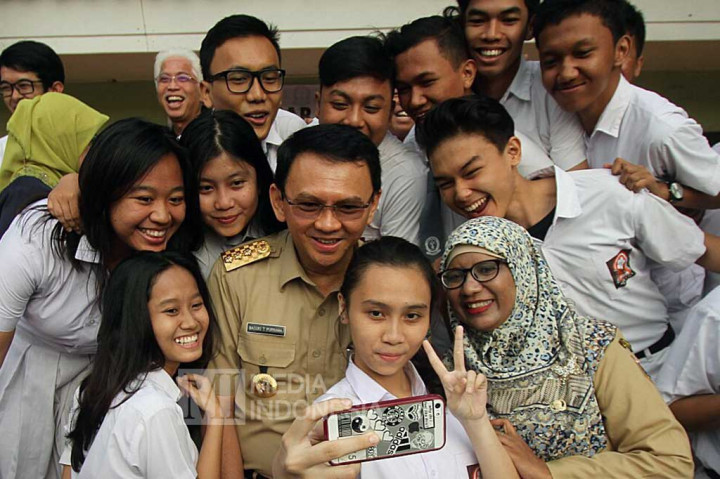 Ahok Tinjau UN di SMA Negeri 30