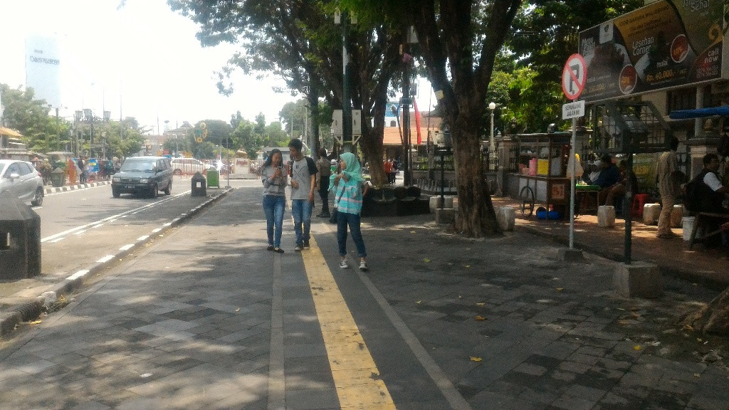 Wisatawan berjalan di bekas kawasan parkir Jalan Malioboro, Yogyakarta. (Metrotvnews.com/Patricia Vicka)