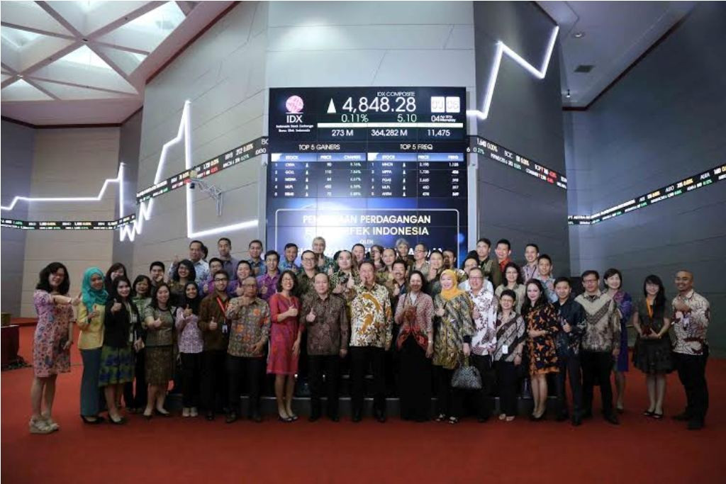 Direktur Independen Astra International Gunawan Geniusahardja dan Direktur Astra International Suparno Djasmin bersama eksekutif Grup Astra usai acara pembukaan perdagangan saham (Foto: dokumentasi Astra International)