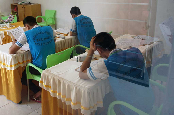 Beberapa Siswa Mengerjakan Soal UN di Rutan