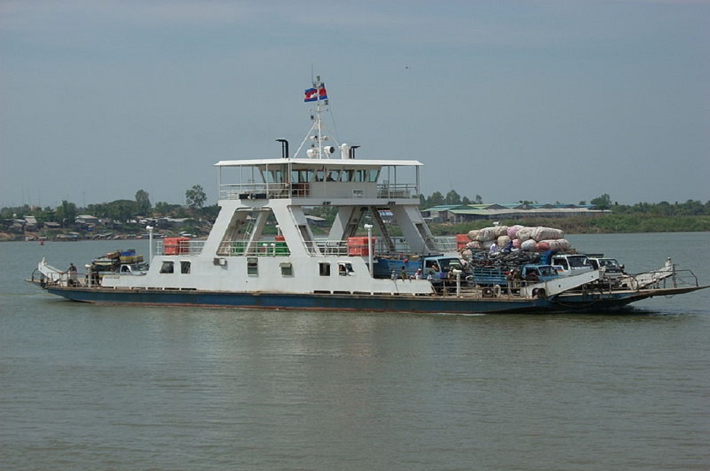 Kapal feri mengangkut penumpang dan kendaraan di Kamboja. (Foto: Wikipedia)