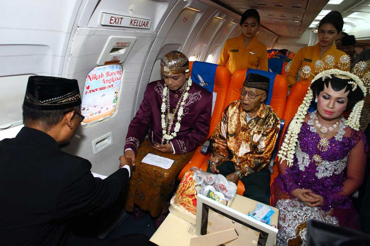 Puluhan Pasangan Nikah Massal di Pesawat Boeing 737