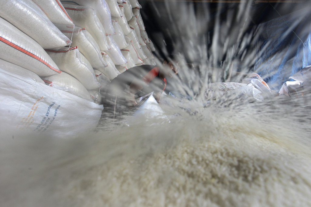 Pekerja memilah beras di Pasar Induk Beras Cipinang (PIBC), Jakarta. (ANTARA FOTO/Muhammad Adimaja)