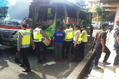 Tiba di Kendal, Aremania Disambut Nasi Bungkus Gratis