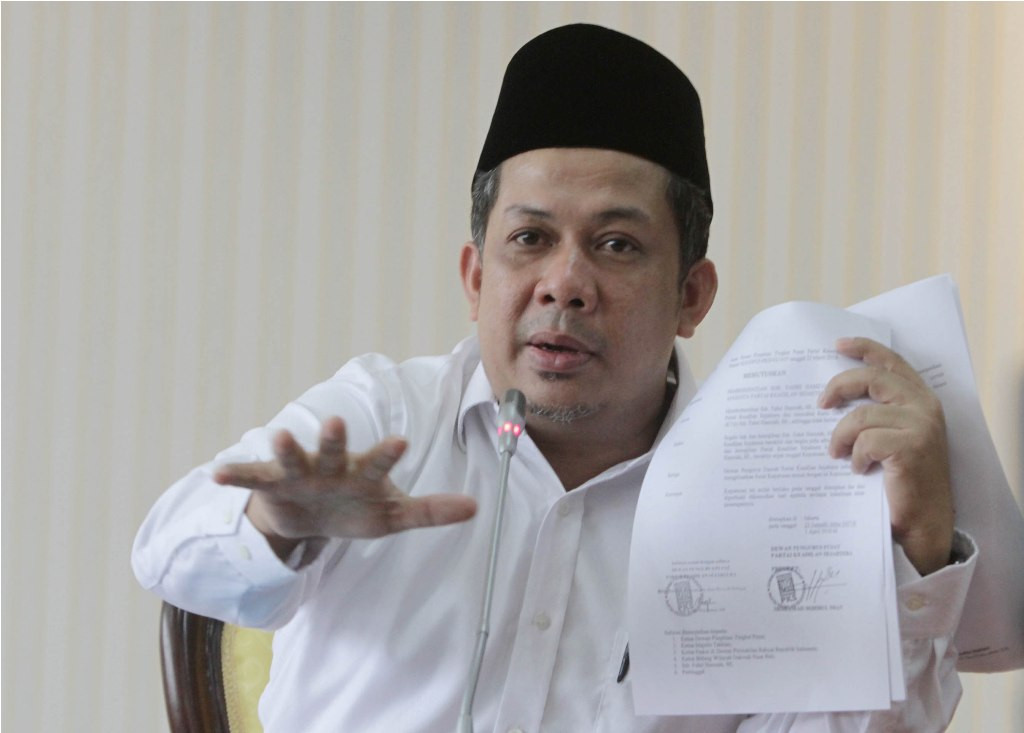 Wakil Ketua DPR-RI Fahri Hamzah menujukan surat dari DPP PKS saat memberikan keterangan terkait kasus pemecatan yang dilakukan oleh DPP PKS di Gedung Nusantara III, Komplek Parlemen, Senayan, Jakarta, Senin (4/4). Foto: MI/ MOHAMAD IRFAN.