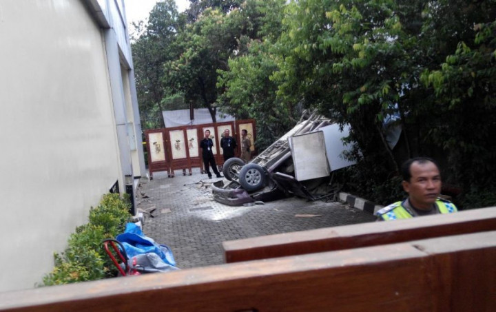 Toyota Kijang Jatuh dari Lantai Tiga Gedung Ditjen Migas