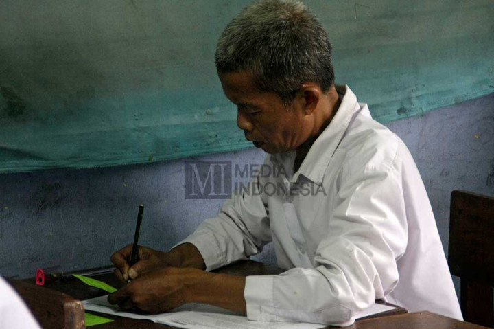 Pria 52 Tahun Ini Antusias Ikuti UN SMA