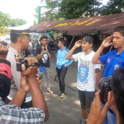 Aremania Dihukum Menyanyi Indonesia Raya