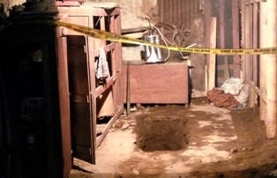 Lelaki Ini Kuburkan Jenazah Ibunya di Dalam Rumah