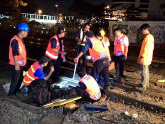 Jelang Tengah Malam, KRL Anjlok Masih Dievakuasi