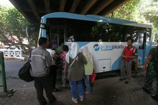 Dishub DKI Sediakan 13 TransJakarta di Stasiun Tebet
